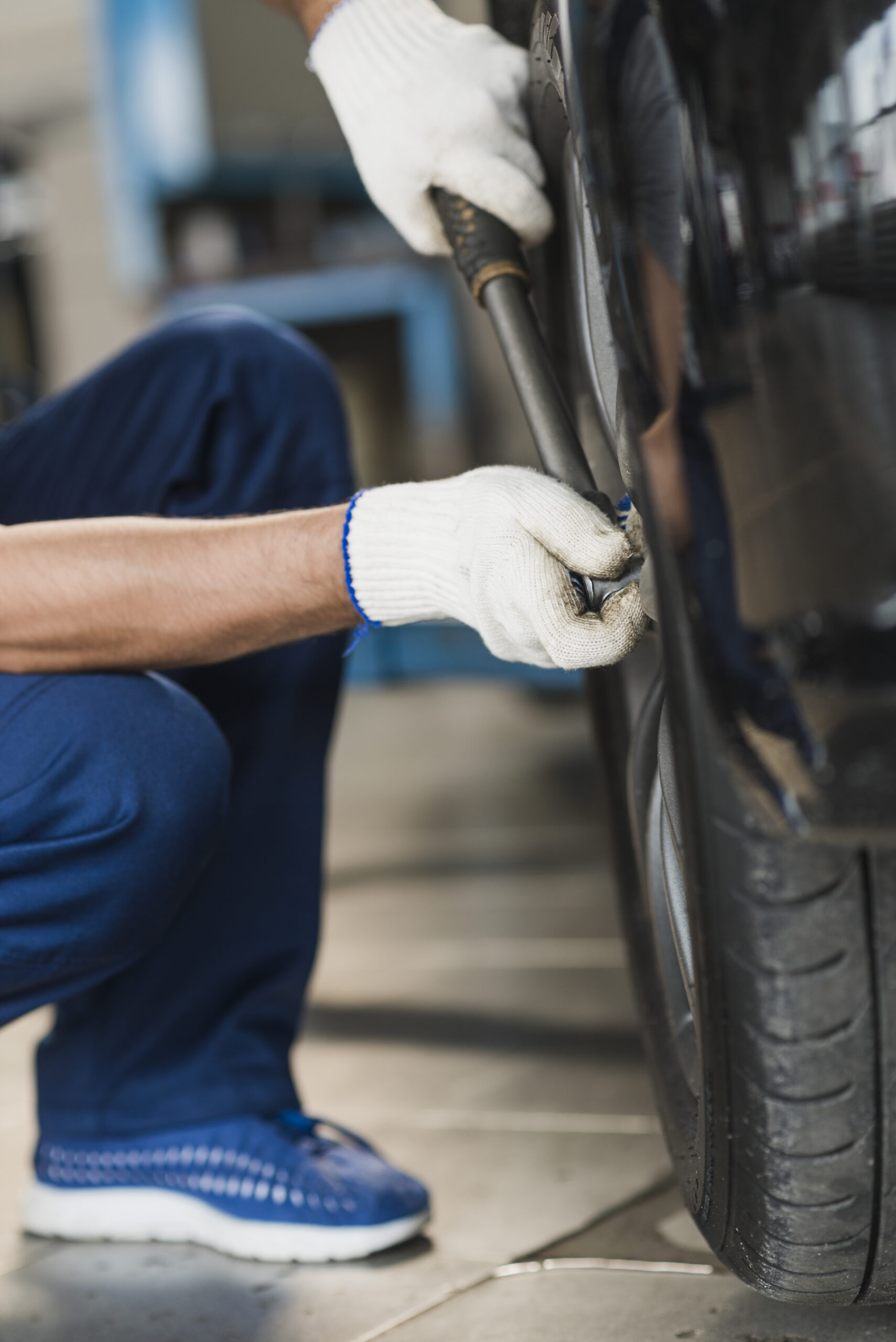 modern-automobile-mechanic-composition (2)